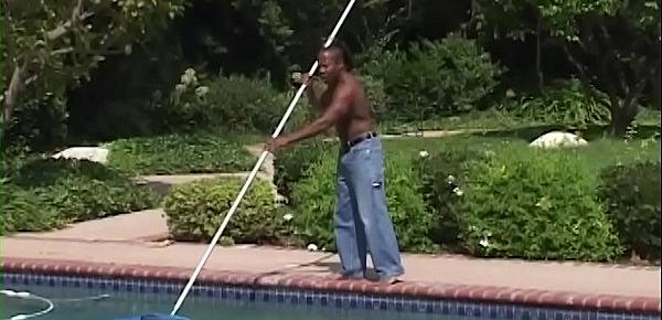  First he cleans her pool then he looks for her chair and fucks her anal ...